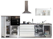 Küchenblock ohne Elektrogeräte, bestehend aus einem Kühlschrank, einem Backofen, einem Geschirrspüler, einer Dunstabzugshaube und einem Hängeschrank. Die Perspektive zeigt die Frontansicht der Küche mit geöffneten Türen und Schubladen.