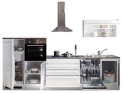 Küchenblock ohne Elektrogeräte, bestehend aus einem Kühlschrank, einem Backofen, einem Geschirrspüler, einer Dunstabzugshaube und einem Hängeschrank. Die Perspektive zeigt die Frontansicht der Küche mit geöffneten Türen und Schubladen.