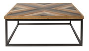 Moderner Couchtisch mit geometrischem Muster auf der Tischplatte, aus Holz und Metall, frontal betrachtet.
