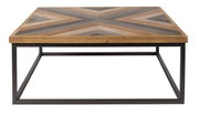 Moderner Couchtisch mit geometrischem Muster auf der Tischplatte, aus Holz und Metall, frontal betrachtet.