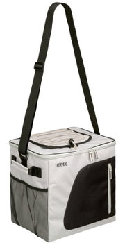 Weiße THERMOS Kühltasche mit schwarzen Akzenten, verstellbarem Schultergurt, Reißverschlussfächern und seitlicher Netztasche in schräger Vorderansicht