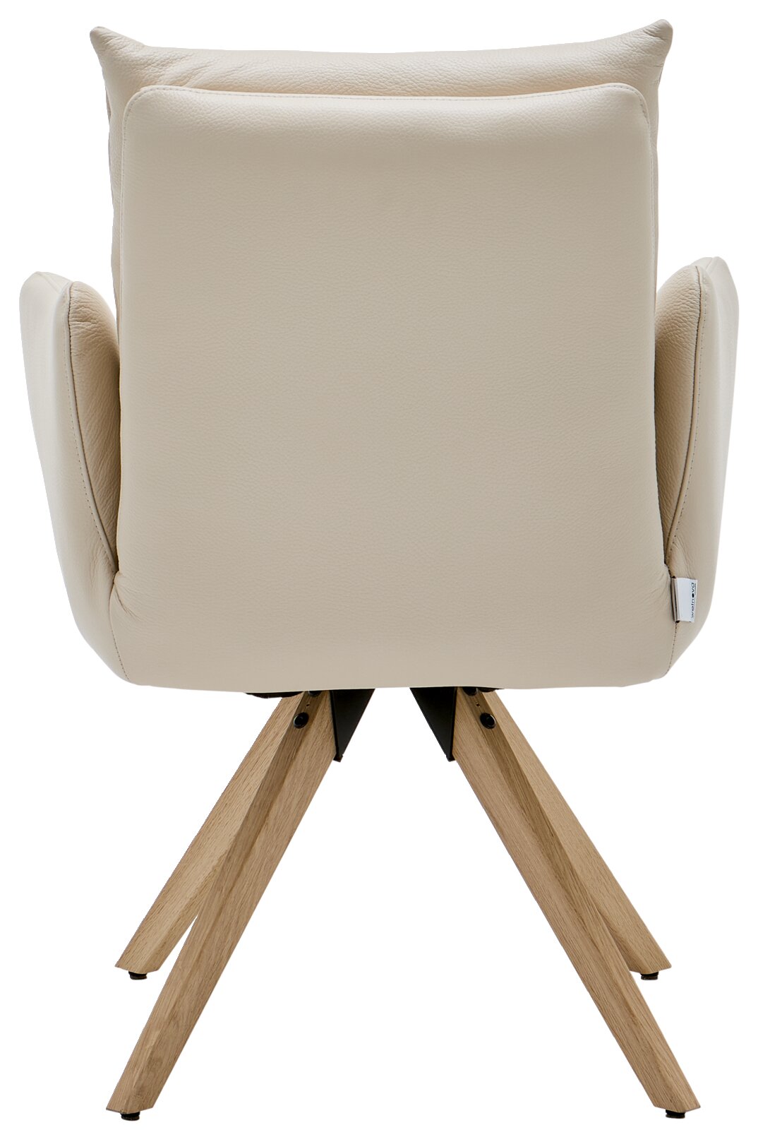 Achterkant van een beige fauteuil met houten poten