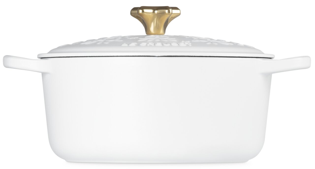 Weißer Bräter mit goldfarbenem Knauf, seitliche Perspektive