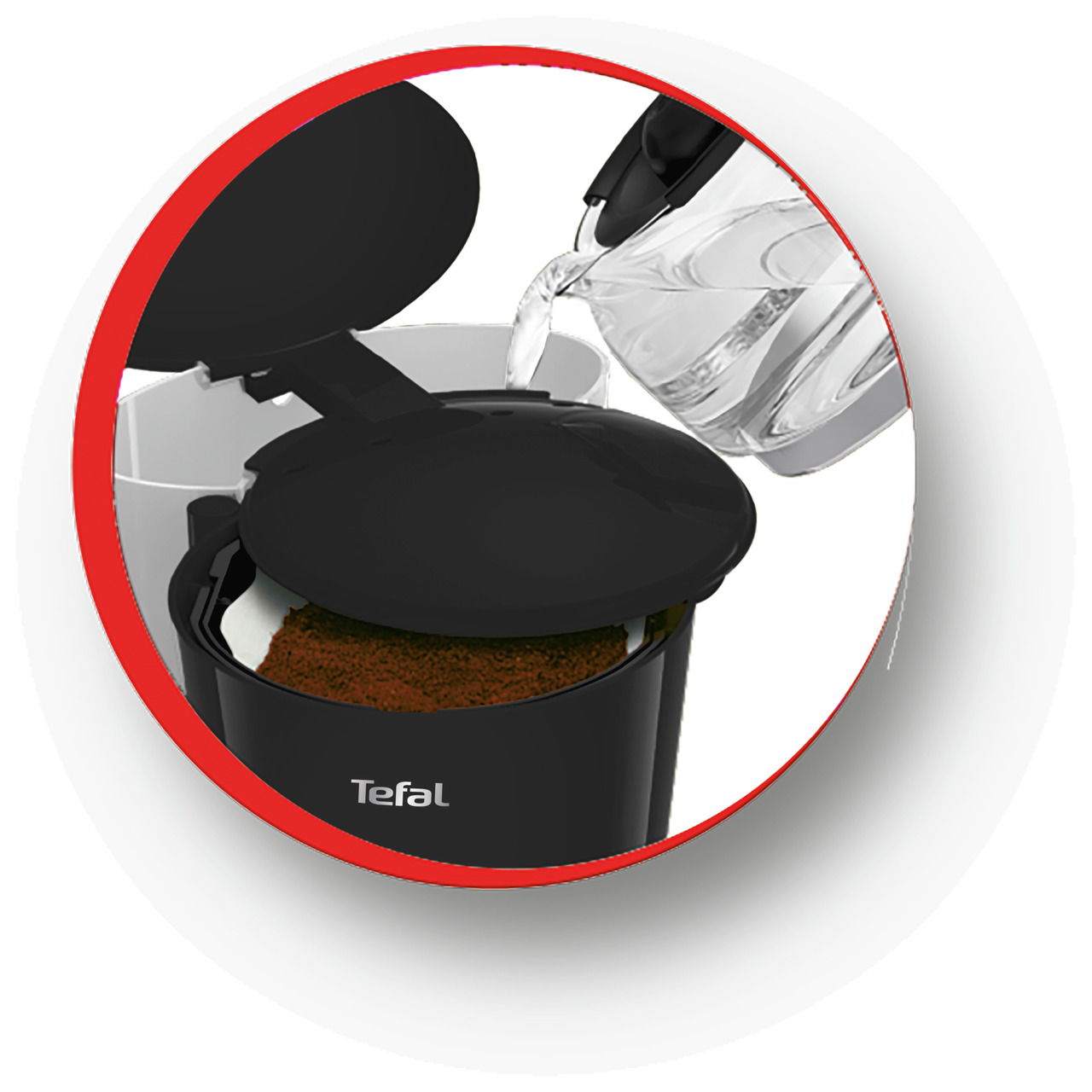 Nahaufnahme einer Filter-Kaffeemaschine von oben, während Wasser in den Kaffeefilter gegossen wird.