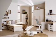 Helles, modern eingerichtetes Jugendzimmer mit Bett, Kleiderschrank, Regalen und Schreibtisch in Weiß und Holzoptik, aus einer frontalen Weitwinkelperspektive betrachtet.