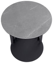 Ronde bijzettafel met een blad in grijze marmerlook, gezien van bovenaf.