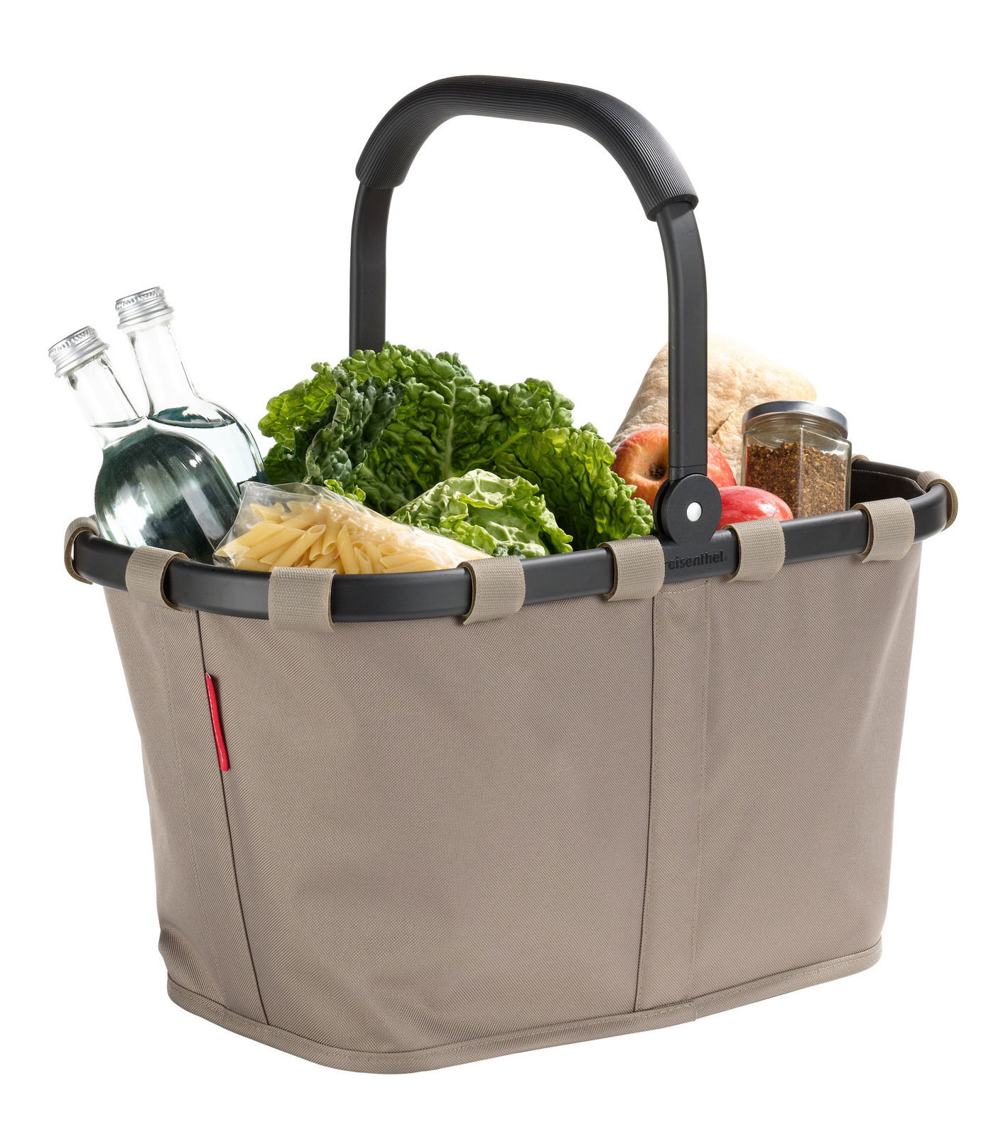 Reisenthel Carrybag Frame OLIVE SAND Einkaufskorb in Olivgrün mit schwarzem Griff, gefüllt mit Lebensmitteln wie Salat, Pasta und Wasserflaschen, seitliche Perspektive