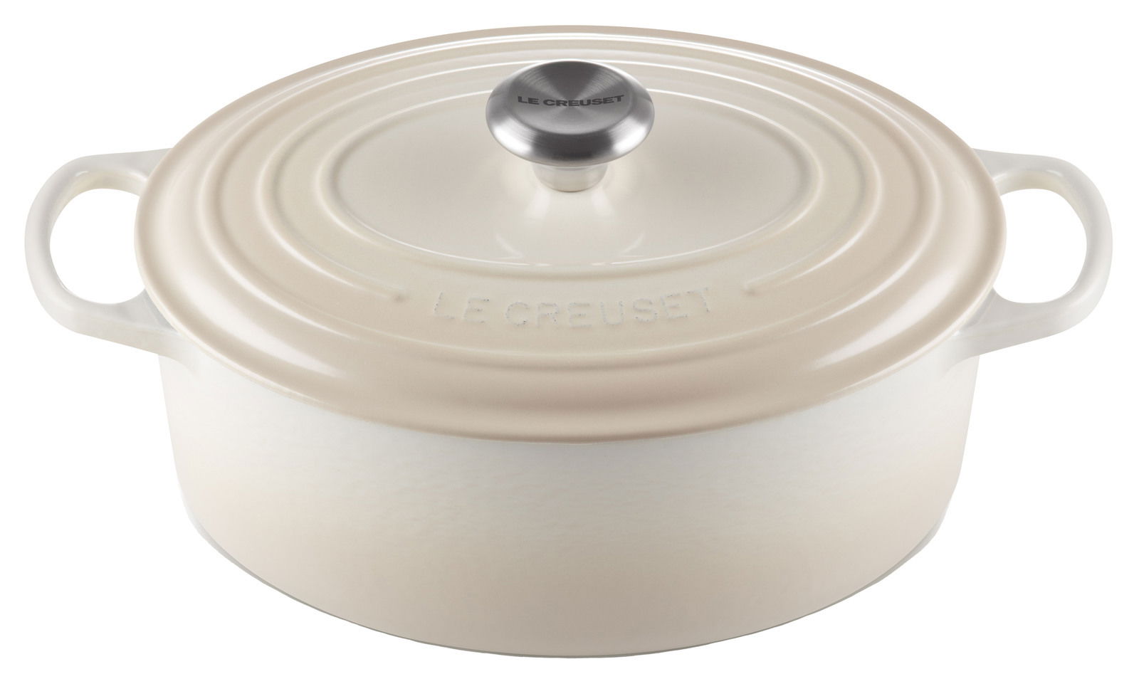 Ovaler cremefarbener Bräter von Le Creuset mit Deckel und seitlichen Griffen, Ansicht von vorne.