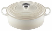 Ovaler cremefarbener Bräter von Le Creuset mit Deckel und seitlichen Griffen, Ansicht von vorne.