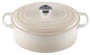 Ovaler cremefarbener Bräter von Le Creuset mit Deckel und seitlichen Griffen, Ansicht von vorne.