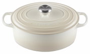 Ovale crèmekleurige braadpan van Le Creuset met deksel en handvatten aan de zijkanten, gezien vanaf de voorkant.