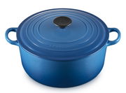 Blauer Bräter 26cm von Le Creuset, Ansicht von oben mit sichtbarem Deckel und Griffen.