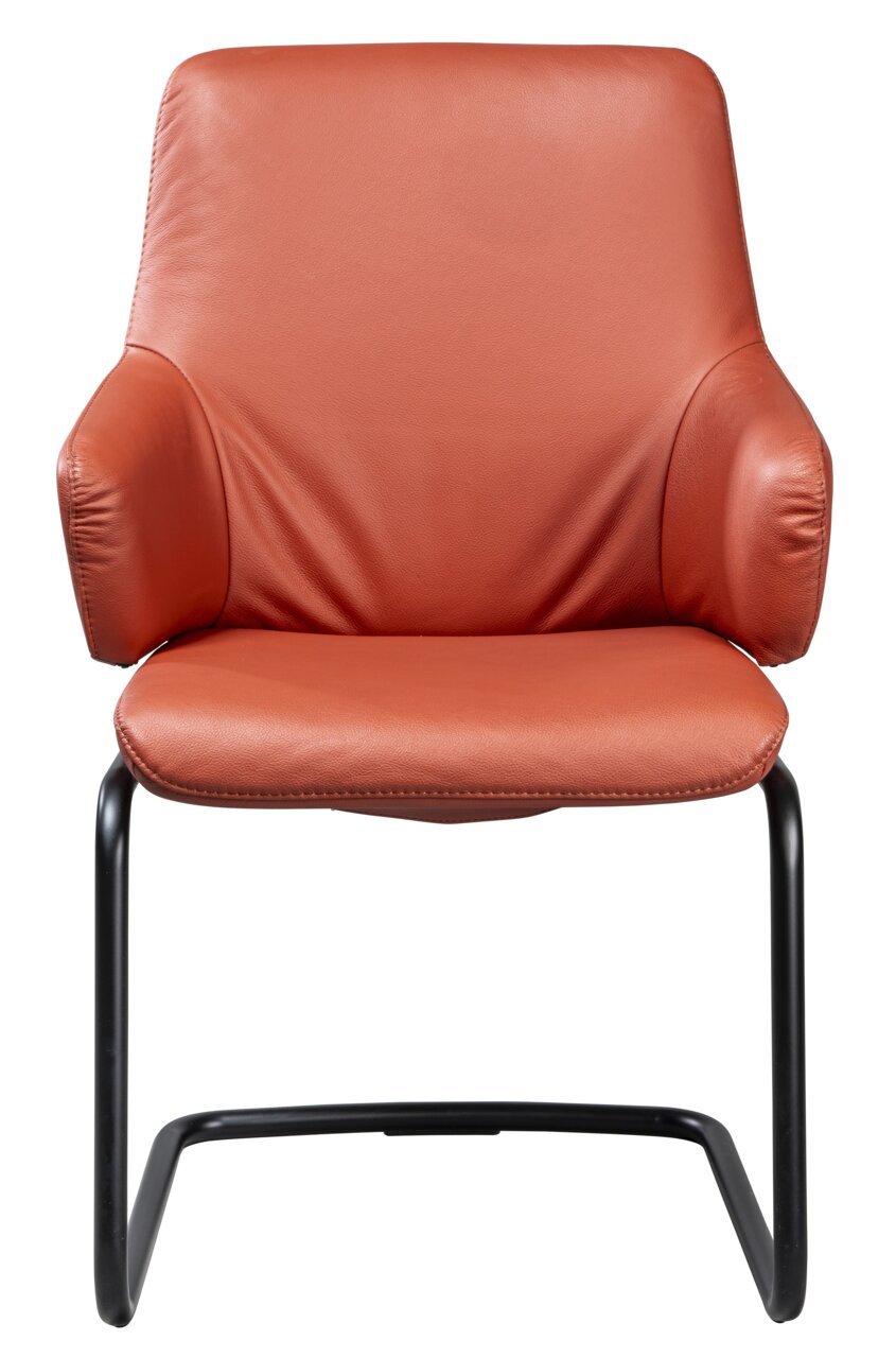 Moderne fauteuil in terracottakleur met een zwart metalen frame, vooraanzicht
