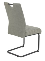Achterkant van een moderne schommelstoel met een grijze, geribbelde stoffen bekleding en een zwart metalen frame.