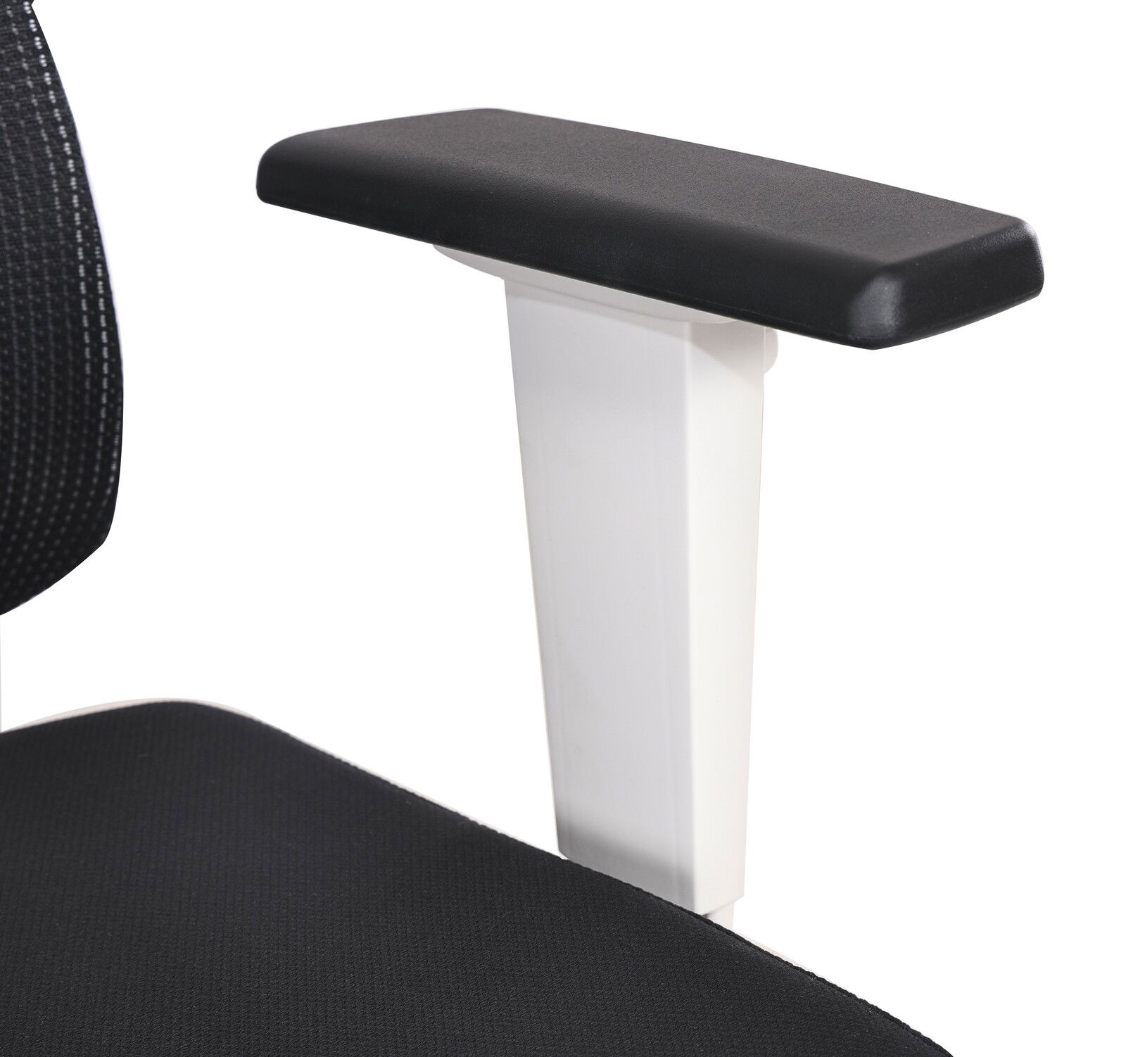 Nahaufnahme eines schwarzen Armlehnenpolsters auf einem weißen Stuhlgestell, perspektivisch von der Seite aufgenommen.