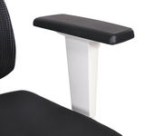 Nahaufnahme eines schwarzen Armlehnenpolsters auf einem weißen Stuhlgestell, perspektivisch von der Seite aufgenommen.