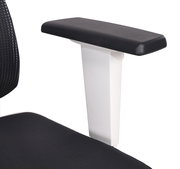 Nahaufnahme eines schwarzen Armlehnenpolsters auf einem weißen Stuhlgestell, perspektivisch von der Seite aufgenommen.