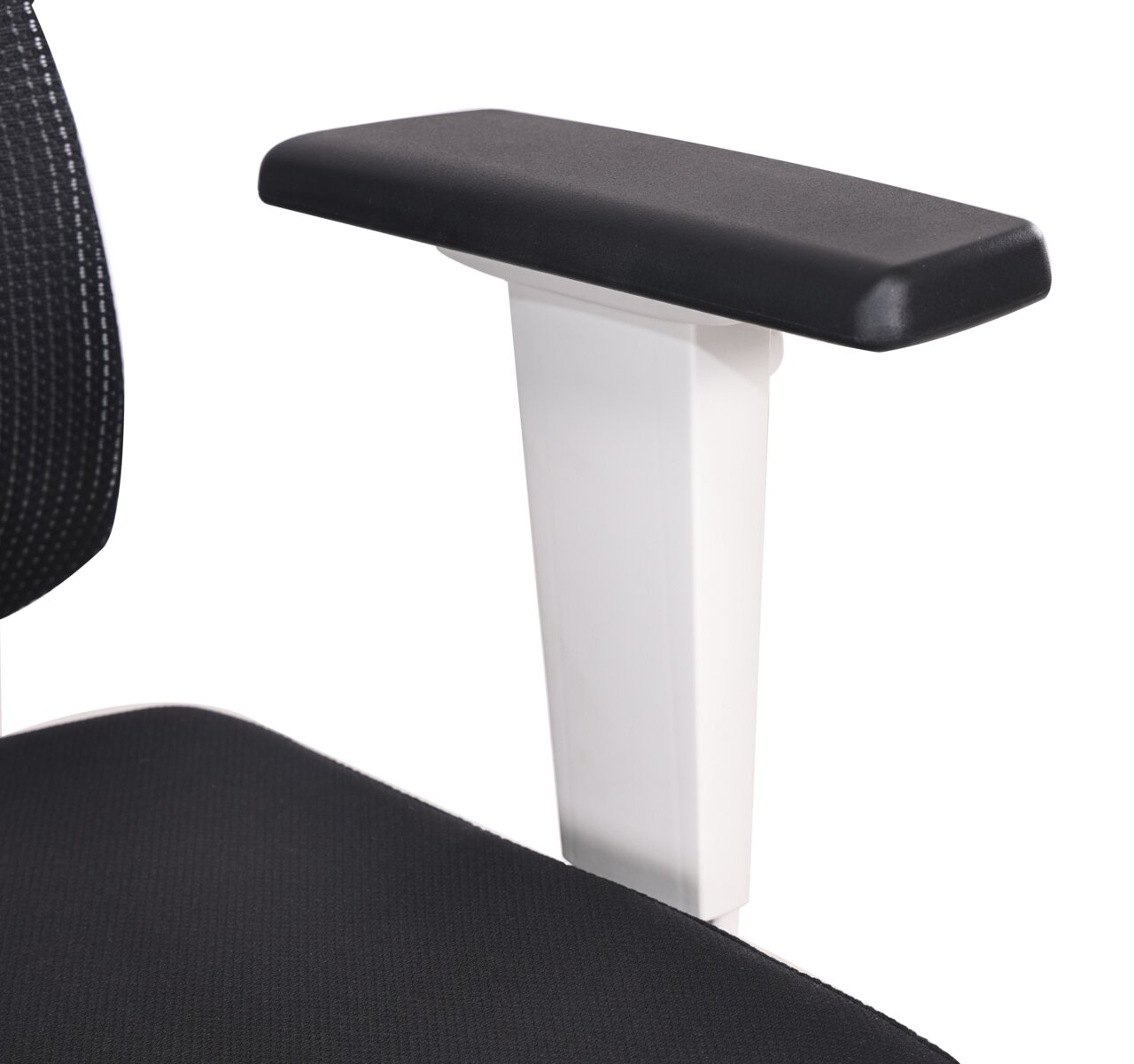 Nahaufnahme eines schwarzen Armlehnenpolsters auf einem weißen Stuhlgestell, perspektivisch von der Seite aufgenommen.