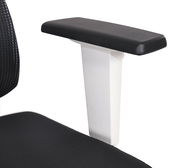 Nahaufnahme eines schwarzen Armlehnenpolsters auf einem weißen Stuhlgestell, perspektivisch von der Seite aufgenommen.