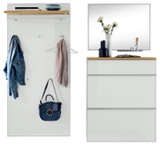 Moderne weiße Garderoben-Kombination im Set: links Wandgarderobe mit Holzablage, Haken und Kleiderbügel, rechts Schuhschrank mit Holzplatte und großem Spiegel, frontale Ansicht.