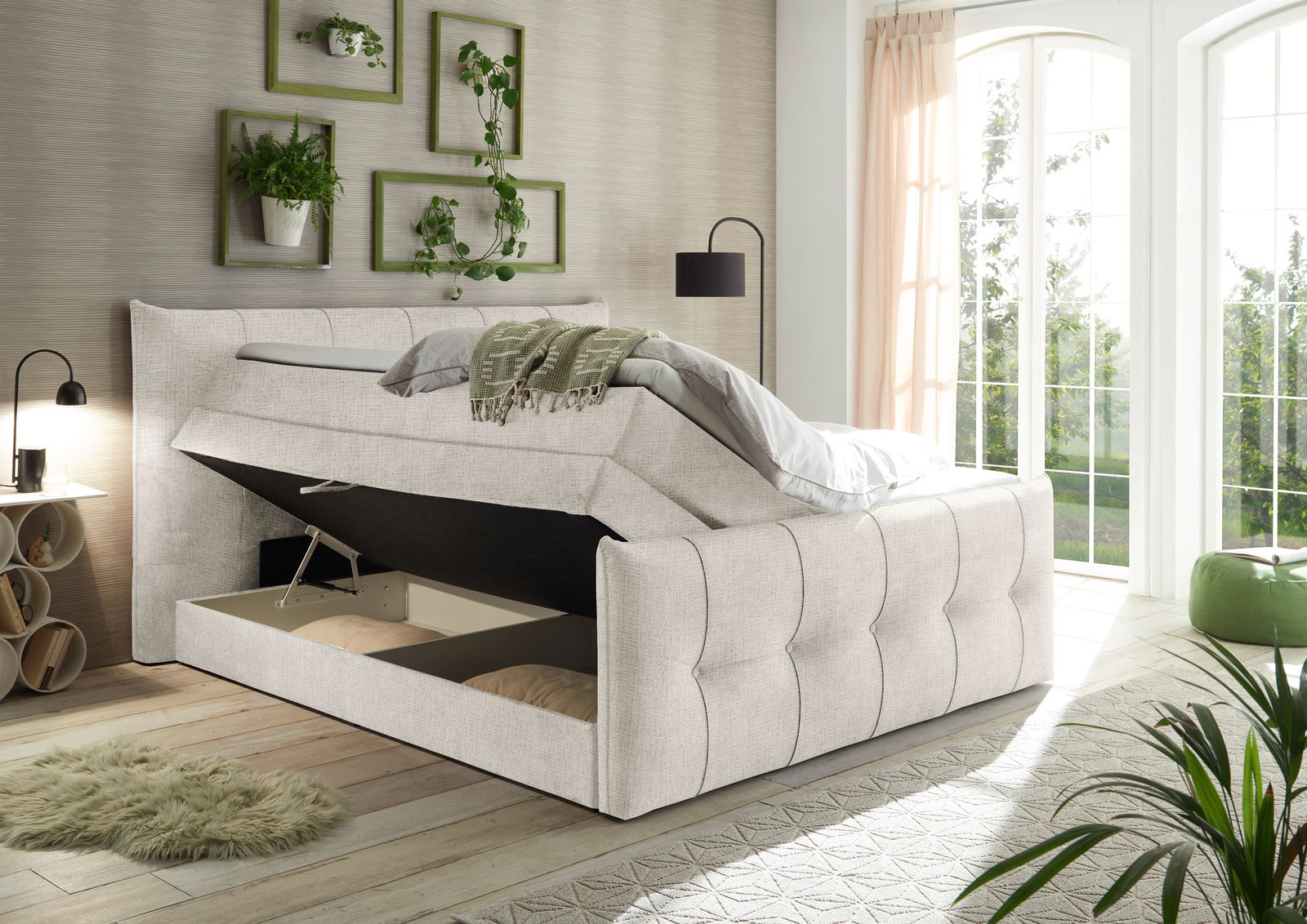 Boxspringbett mit Stauraum in einem hellen Schlafzimmer, seitliche Perspektive
