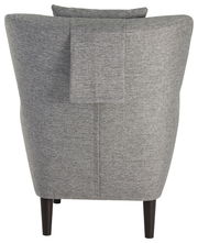 Rückansicht eines grauen Ohrensessels mit schwarzen Beinen.