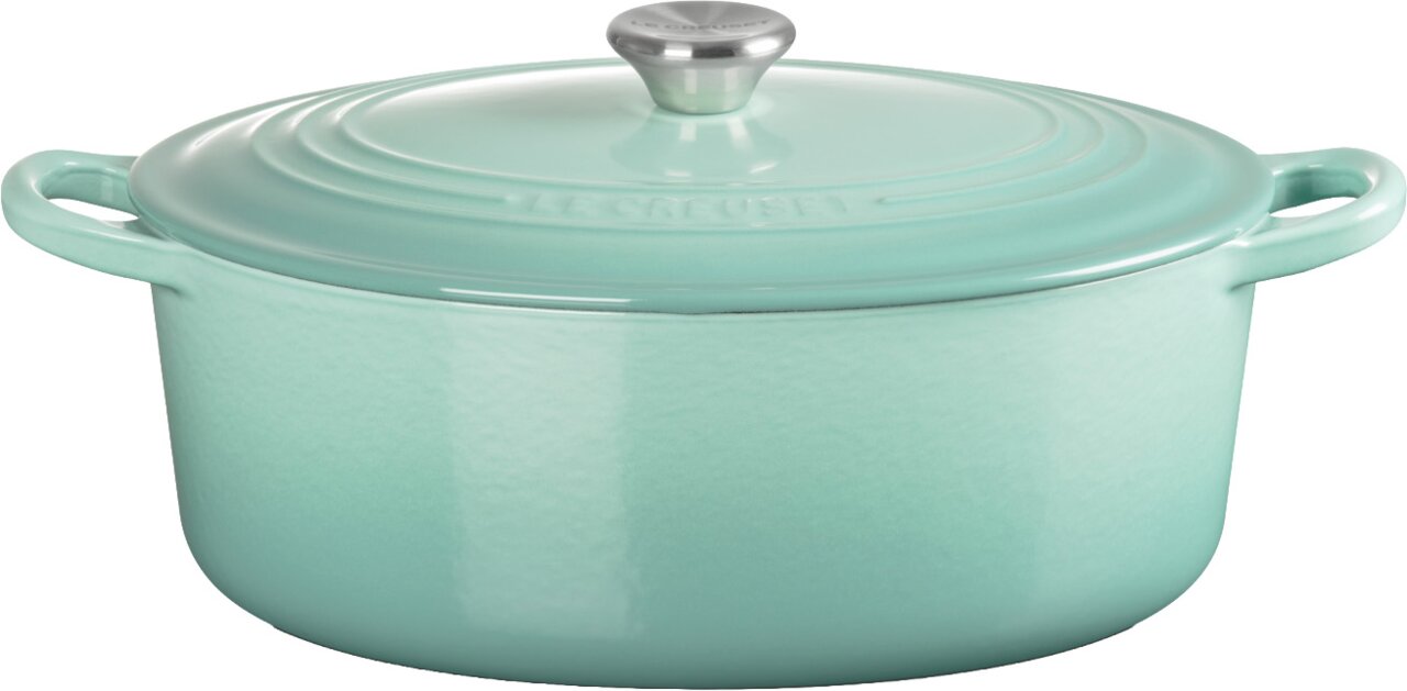 LE CREUSET Braadpan 29 cm, ovaal SAGE Turkoois geëmailleerde gietijzeren braadpan met deksel en roestvrijstalen knop, vooraanzicht op een witte achtergrond