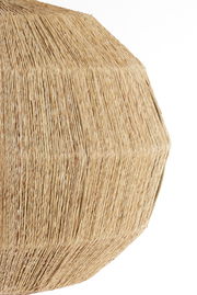 Nahaufnahme einer Hängeleuchte mit natürlicher, geflochtener Struktur aus Stroh oder Bast, seitliche Perspektive.