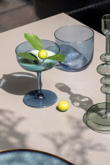 Like by Villeroy & Boch Sektkelch 2-tlg. LIKE ICE Elegante Sektschale aus blauem Glas mit dekorativer Zitrone und Blättern, von oben fotografiert.