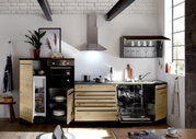 Moderne Küchenzeile mit Holzfronten, eingebautem Ofen, offenem Kühlschrank und Geschirrspüler, aus der Perspektive einer leicht erhöhten Position.