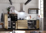 Moderne Küchenzeile mit Holzfronten, eingebautem Ofen, offenem Kühlschrank und Geschirrspüler, aus der Perspektive einer leicht erhöhten Position.