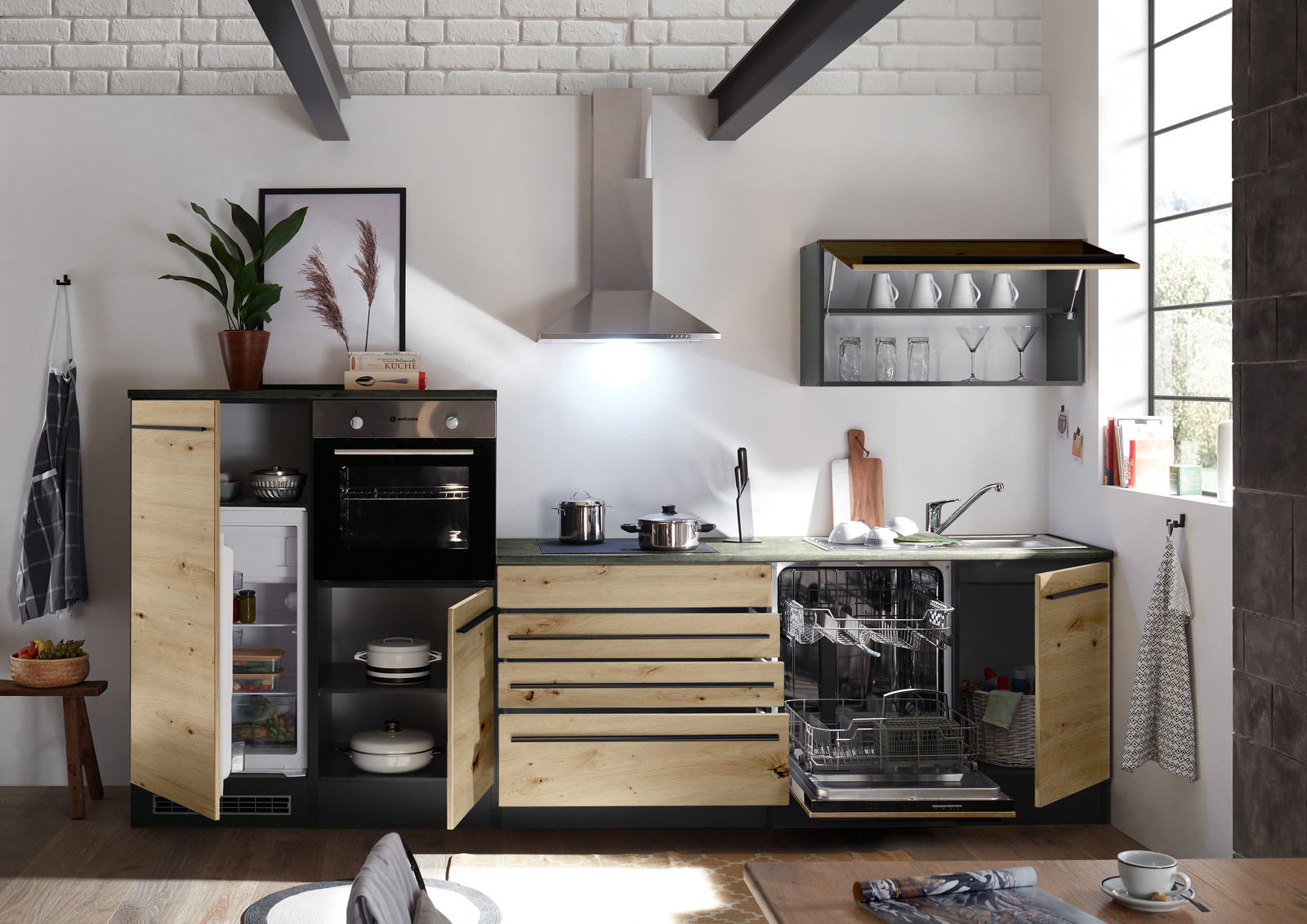 Moderne Küchenzeile mit Holzfronten, eingebautem Ofen, offenem Kühlschrank und Geschirrspüler, aus der Perspektive einer leicht erhöhten Position.