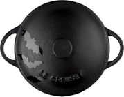 Schwarzer Le-Creuset-Topf mit Deckel, zwei seitlichen Griffen und glänzendem Fledermaus-Dekor, aus der Vogelperspektive