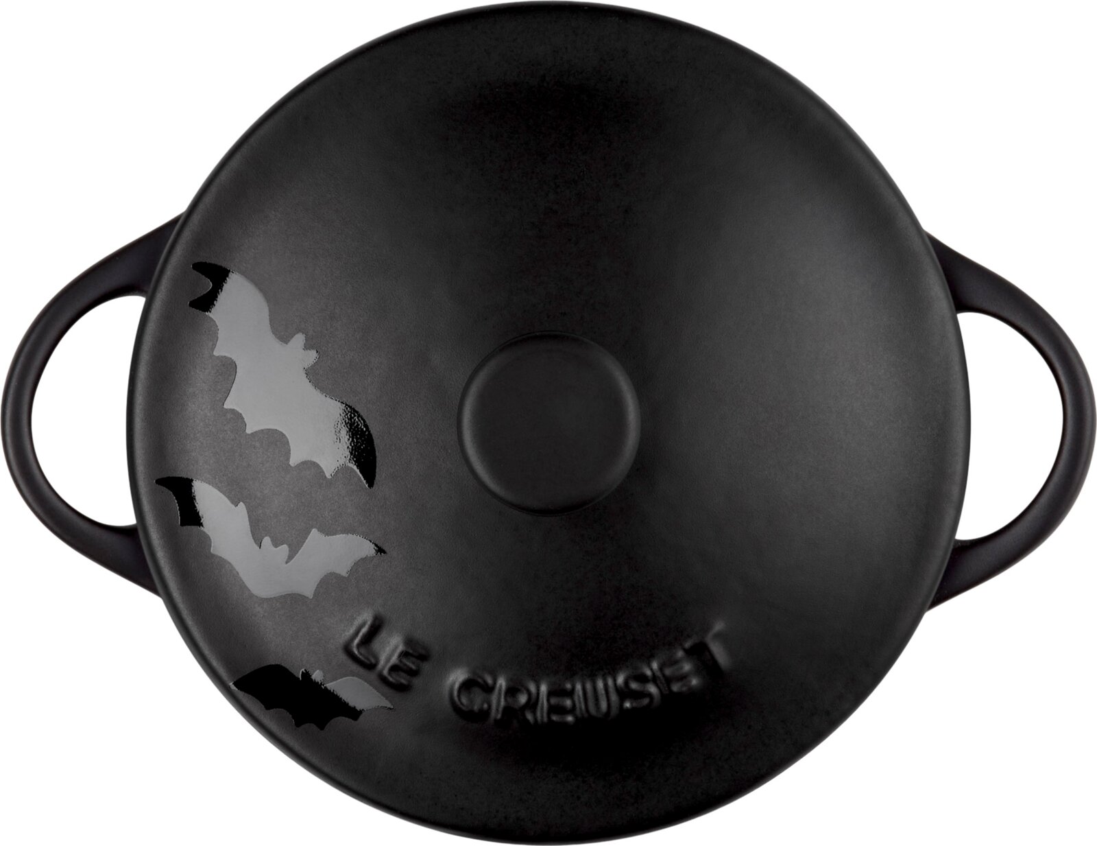 Schwarzer Le-Creuset-Topf mit Deckel, zwei seitlichen Griffen und glänzendem Fledermaus-Dekor, aus der Vogelperspektive