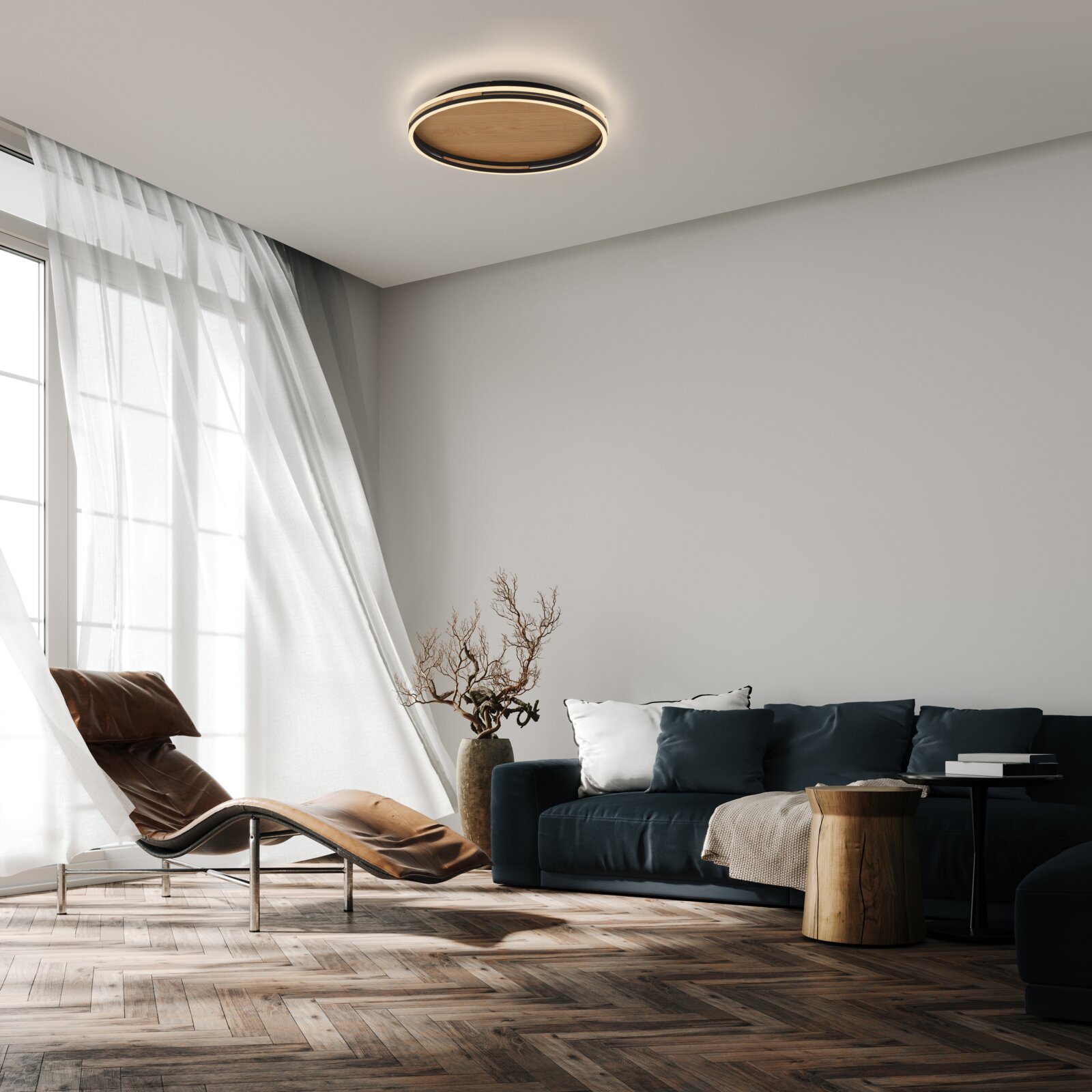 Moderne runde LED-Deckenleuchte mit Holzoptik und schwarzem Rahmen, eingeschaltet in einem Wohnzimmer; Perspektive: leicht von unten in die Raumecke nach oben zur Decke fotografiert
