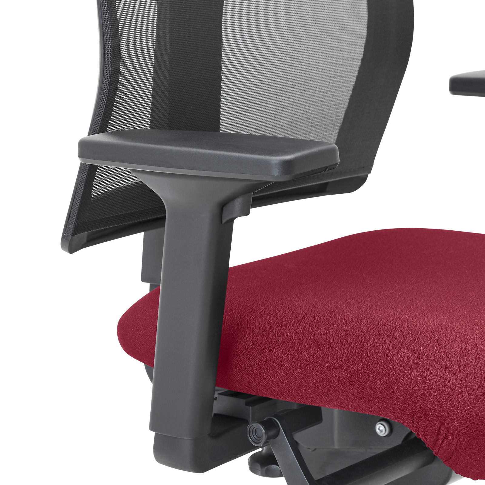 Nahaufnahme eines Drehstuhls mit rotem Sitzpolster und schwarzer Netzrückenlehne, seitliche Perspektive