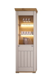 Vitrine mit Holz- und Glaselementen, beleuchtet, frontal fotografiert, mit Gläsern und Tassen dekoriert.