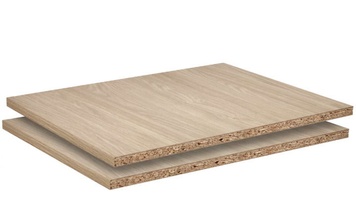 Zwei übereinander gestapelte Einlegeböden aus Eiche in einer schrägen Seitenansicht