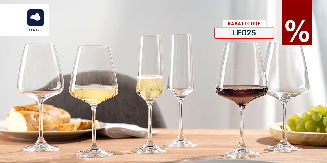 6 elegante Weingläser auf Holztisch mit Brot und Trauben, teils mit Weiß- und Rotwein gefüllt