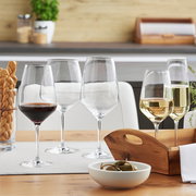 Rotweinglas Tulip auf einem gedeckten Tisch, seitliche Perspektive