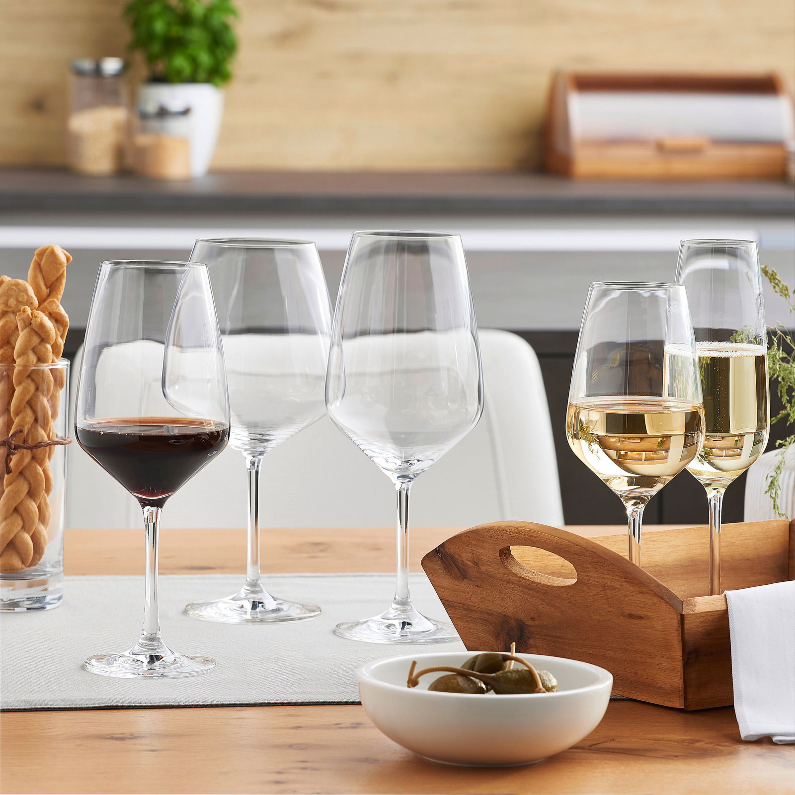 Rotweinglas Tulip auf einem gedeckten Tisch, seitliche Perspektive