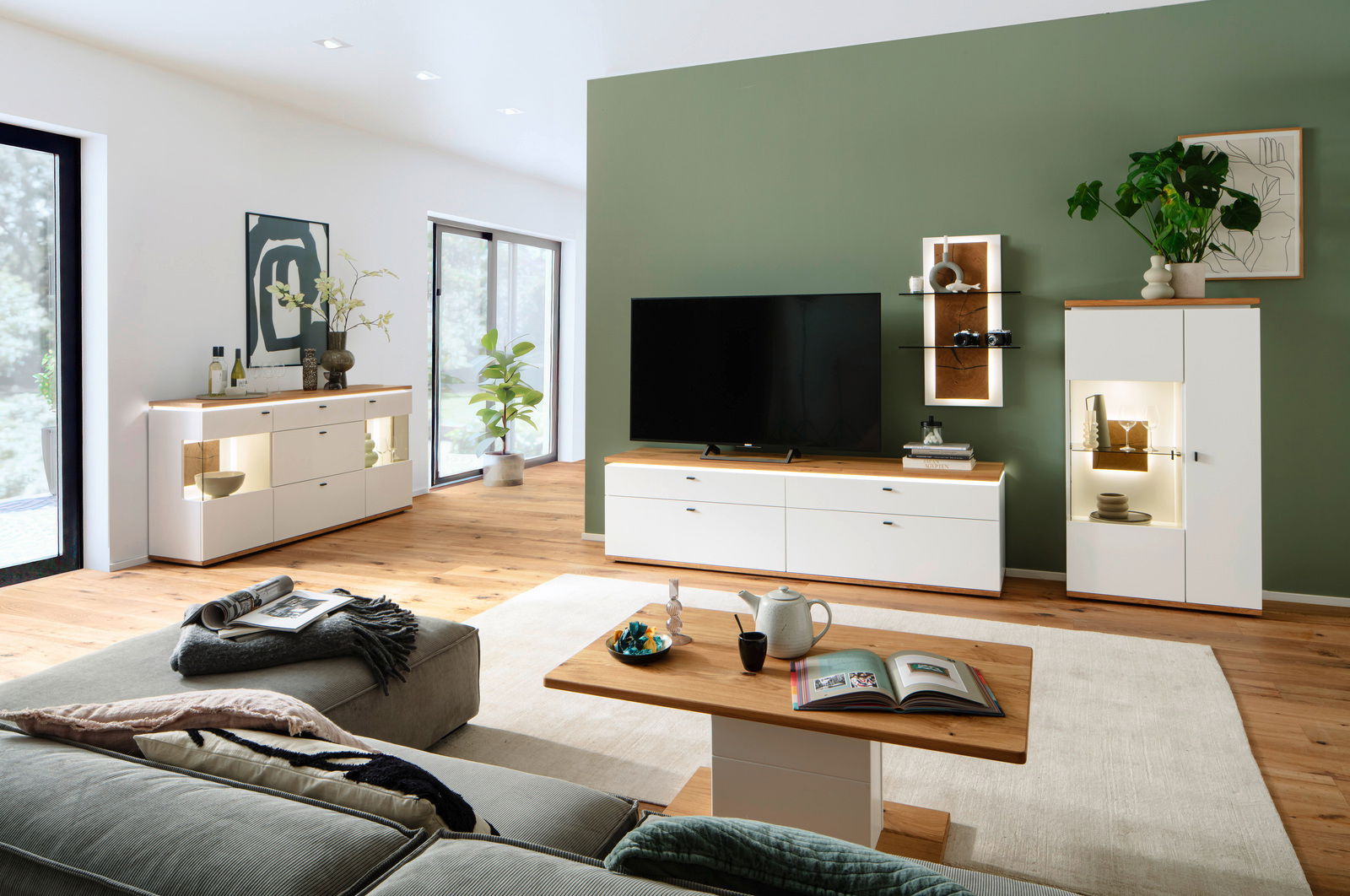 Moderner Couchtisch in einem stilvollen Wohnzimmer, frontal von oben betrachtet, mit Holzoberfläche und dekorativen Elementen.