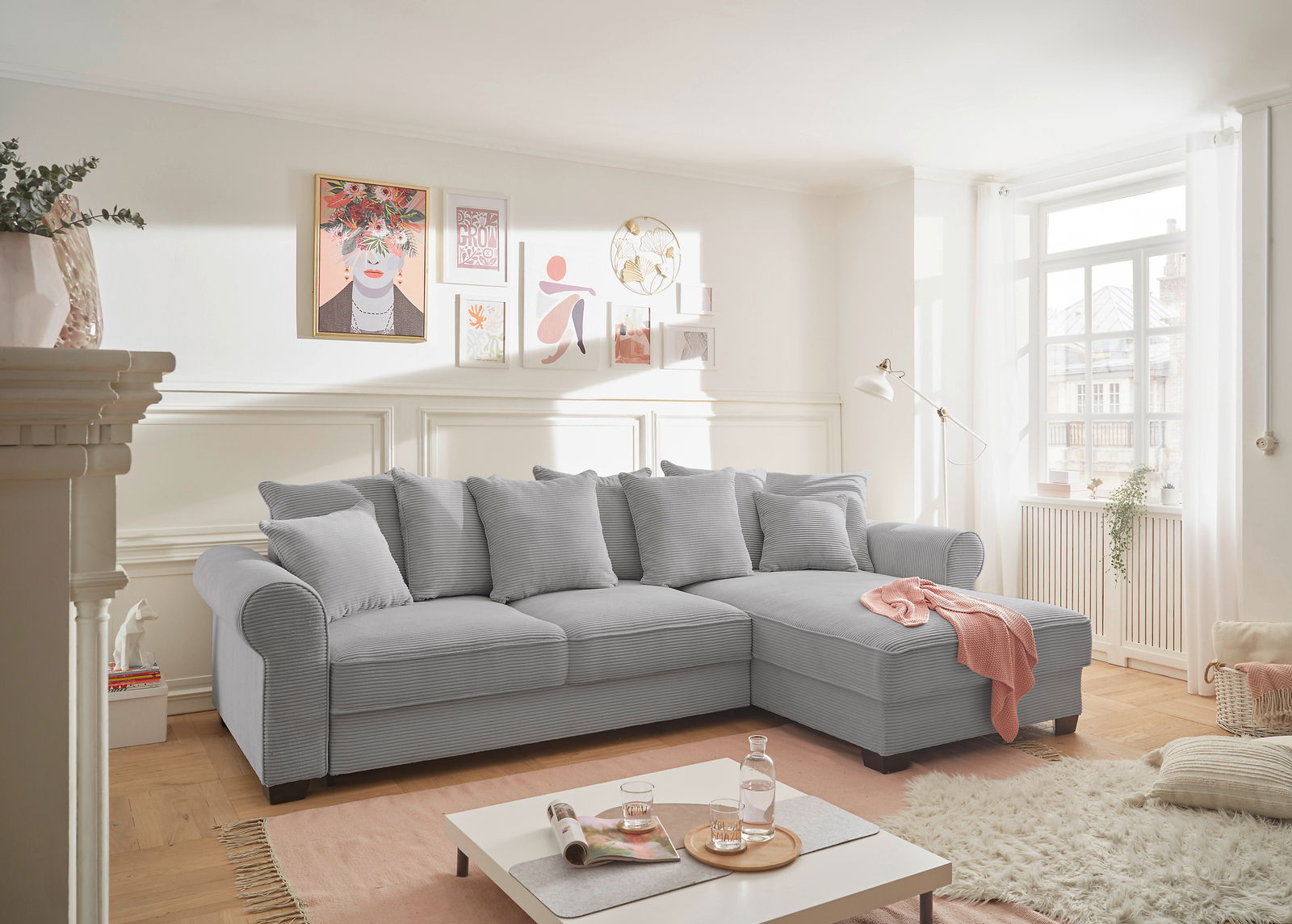 Hom´in Ecksofa Maureen XL Gemütliche graue Rundecke in einem hellen Wohnzimmer, seitliche Perspektive