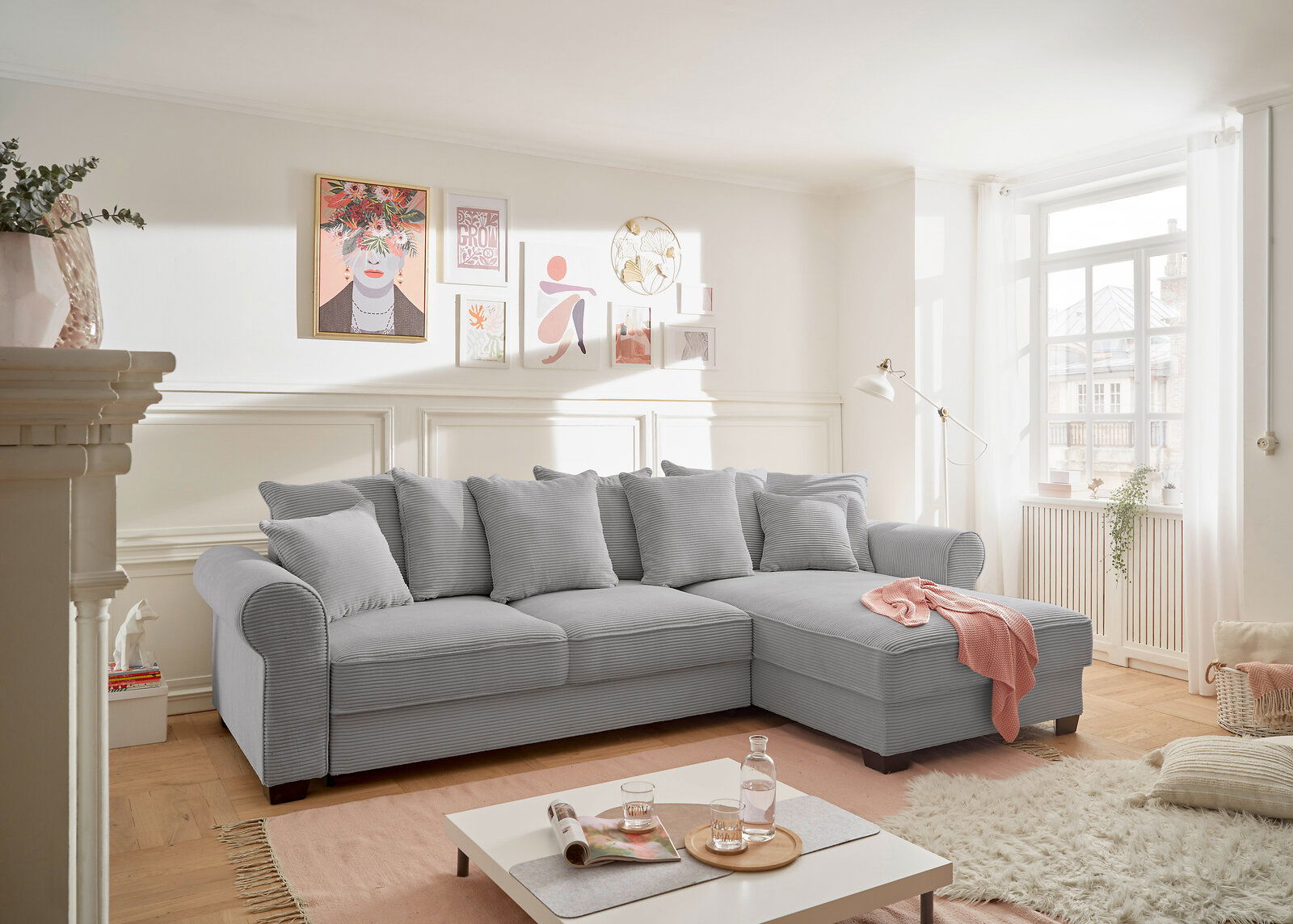 Hom´in Ecksofa Maureen XL Gemütliche graue Rundecke in einem hellen Wohnzimmer, seitliche Perspektive