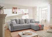 Gemütliche graue Rundecke in einem hellen Wohnzimmer, seitliche Perspektive