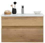 Frontansicht eines modernen Waschtisch-Sets mit Holzoptik, weißem Waschbecken und Chromarmatur, dekoriert mit Seife und Bürsten.