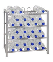 Metall-Flaschenregal mit mehreren Reihen liegender transparenter Wasserflaschen mit blauen Verschlüssen, Ansicht schräg von vorne