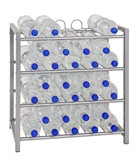 Metall-Flaschenregal mit mehreren Reihen liegender transparenter Wasserflaschen mit blauen Verschlüssen, Ansicht schräg von vorne