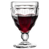 Ein elegantes Weinglas aus der Serie Brindisi, gefüllt mit Rotwein, in Frontalansicht.