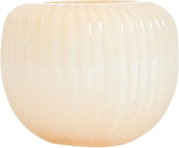 Bauchige, cremefarbene Vase mit glänzender Oberfläche und vertikaler Rillenstruktur, frontal aus leichter Draufsicht vor weißem Hintergrund